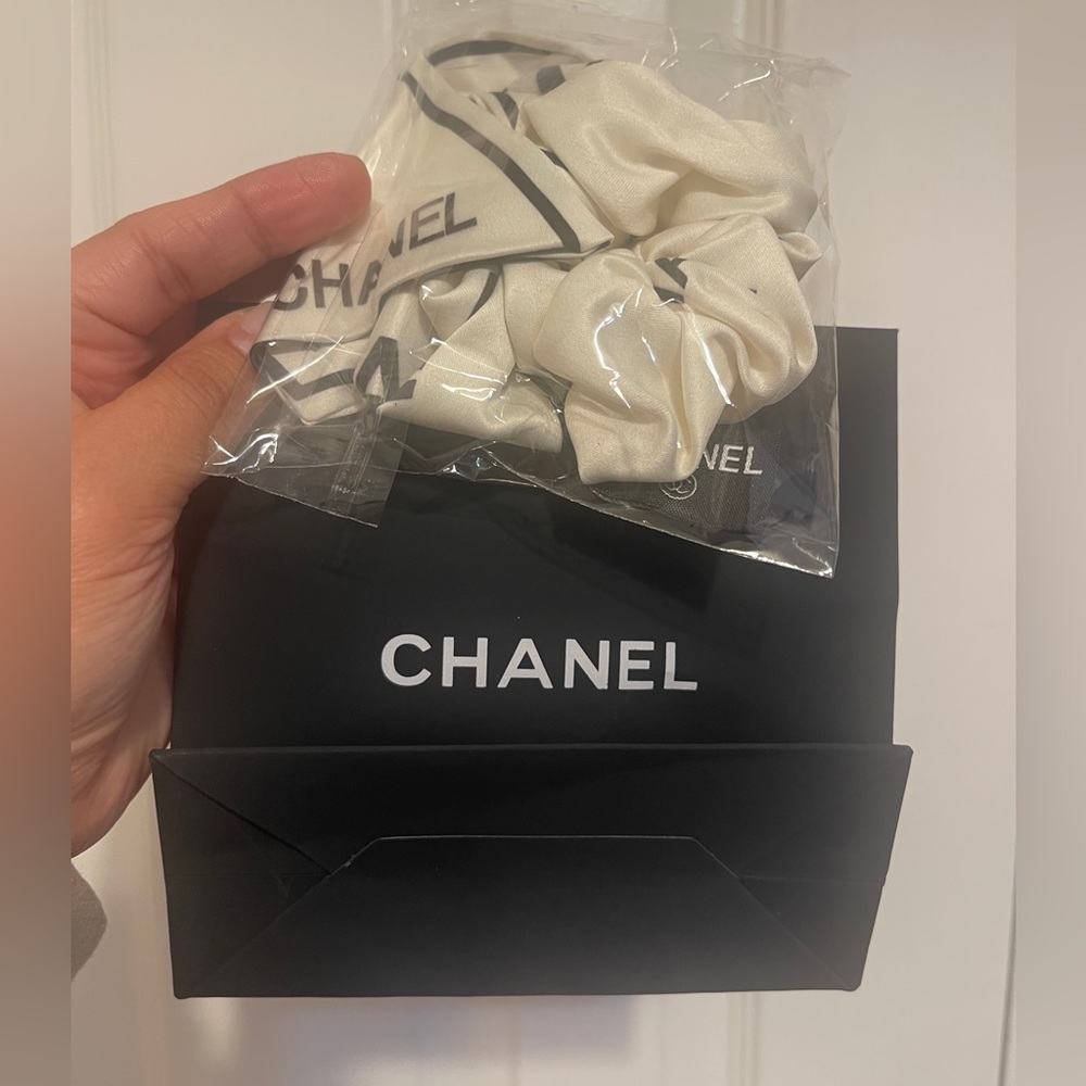 GWP Chanel 2 piece scrunchie with bag NEW - Picture 2 of 2